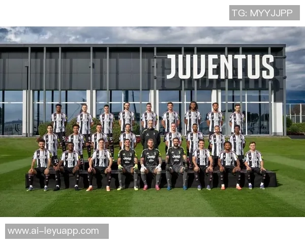 曼联官方社交媒体发布2025-26赛季全家福照男足女足同框合影